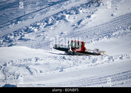 Eine Pistenraupe in der Skistation Isola 2000 in den südlichen französischen Alpen Stockfoto