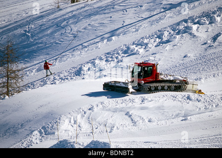 Eine Pistenraupe in der Skistation Isola 2000 in den südlichen französischen Alpen Stockfoto