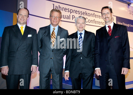 Hubertus von Baumbach, links, CFO, Engelbert Tjeenk Willink, 2. von links, Leiter Marketing, Andreas Barner, 2. von rechts Stockfoto