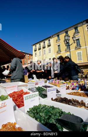 CAndy verkauft auf dem Cours Saleya Markt in Nizza Alpes-MAritimes 06 Cote d ' Azur französische Riviera PACA Frankreich Europa Stockfoto