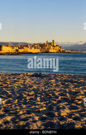 Der Strand von La Salice und die malerische Stadt Antibes in einem Wintermorgen Stockfoto