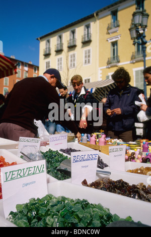 CAndy verkauft auf dem Cours Saleya Markt in Nizza Alpes-MAritimes 06 Cote d ' Azur französische Riviera PACA Frankreich Europa Stockfoto