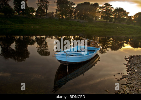 Lachs Angeln Boot auf dem Fluss Tweed Stockfoto