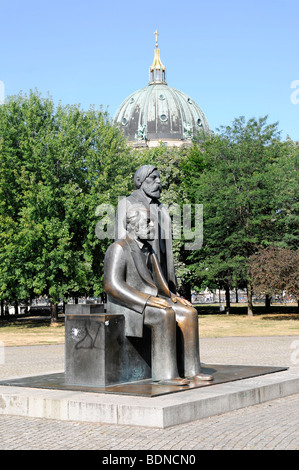 Karl Marx und Friedrich Engels-Denkmal, im Hintergrund die Kuppel des Berliner Dom Dom, Hauptstadt Berlin, Deutschland, Europa Stockfoto