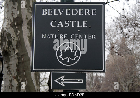 Eine touristische Wegweiser für Belvedere Schloss Nature Center, Central Park, New York City, Vereinigte Staaten. Stockfoto