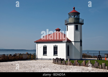 Blick auf den klar umrissenen kleinen Alki Point Leuchtturm am Puget Sound am Eingang zum Elliott Bay Seattle Washington Stockfoto