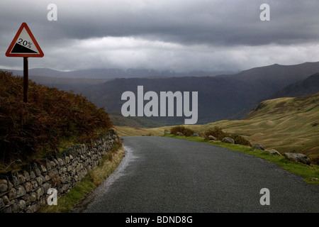 An der Spitze der Honister Pass nach unten in Richtung Seatoller und Barrowdale, Lake District, England, UK. Stockfoto