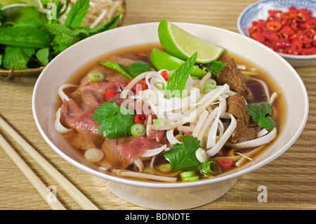 Pho Bo Beef und Nudel Suppe essen Vietnam Stockfoto