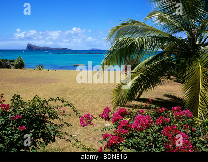 Bunter Blick vom Cape Malheureux zeigt die kleine Insel Coin de Mire vor der nördlichen Küste von Mauritius Stockfoto