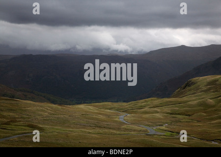 An der Spitze der Honister Pass nach unten in Richtung Seatoller und Barrowdale, Lake District, England, UK. Stockfoto