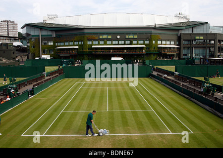 Die weißen Linien auf Platz 10 sind vor dem Spiel während der 2009 Wimbledon Tennis Championships gemalt. Stockfoto