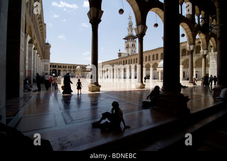 Kinder und Familien im Hof der Umayyaden-Moschee (große Moschee von Damaskus). Stockfoto