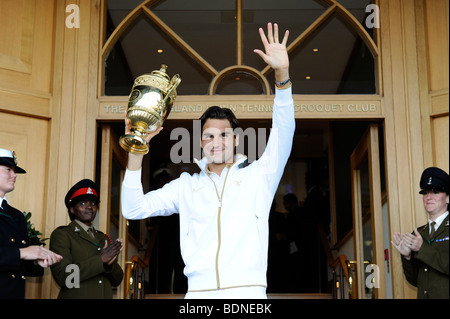 Roger Federer feiert mit der Trophäe nach dem Gewinn des 2009 Wimbledon-Titels. Stockfoto