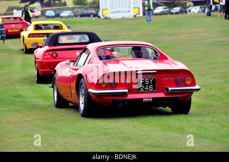 Roten Ferrari Dino GT im Einklang mit anderen Ferraris - Harpenden Klassiker am gemeinsamen 2009 Stockfoto