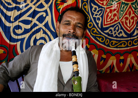 Shisha, Mann Rauchen einer Wasserpfeife, Oase Bahariya, ägyptische Sahara, Ägypten, Afrika Stockfoto