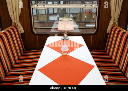 Sitze in einem historischen Speisewagen der Deutschen Bahn, Deutsche Bahn, Baujahr 1965, Typ WRtmh 134, Deutschland Stockfoto