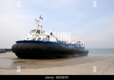 Ein Hovercraft, Ankunft in Ryde auf der Isle Of Wight, England. Stockfoto