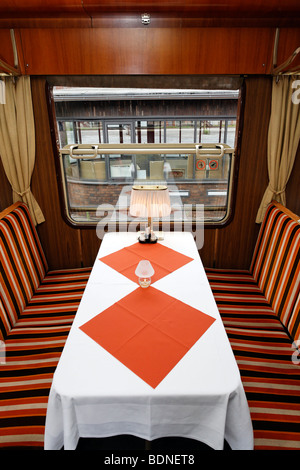 Sitze in einem historischen Speisewagen der Deutschen Bahn, Deutsche Bahn, Baujahr 1965, Typ WRtmh 134, Deutschland Stockfoto