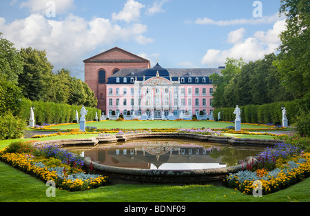 Palast von Trier, Deutschland, Europa mit der Konstantin Basilika hinter im Sommer Stockfoto