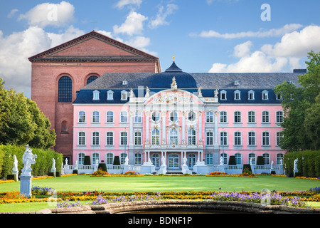 Palast von Trier in Trier, Deutschland, Europa mit der Konstantin Basilika hinter Deutschland, Europa Stockfoto