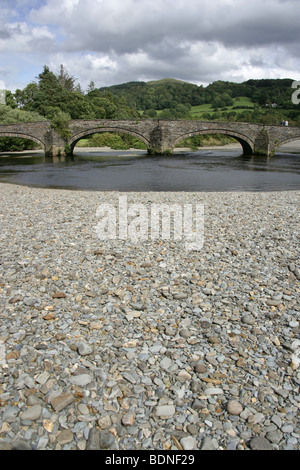 Die Stadt von Wales, Wales. Blick auf die fünf gewölbten alten Llanelltyd Brücke über den Fluss Wnion. Stockfoto