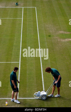 Die weißen Linien auf den äußeren Plätzen sind vor dem Spiel während der 2009 Wimbledon Tennis Championships gemalt. Stockfoto
