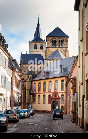 Straße mit Blick auf Dom Trier in Trier, Deutschland, Europa Stockfoto