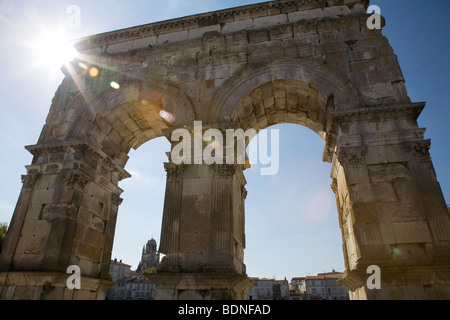 Römischer Hafen Stadttor Arc de Germanicus Bogen mit Cathedrale de St Pierre am Horizont in Saintes, Frankreich. Stockfoto