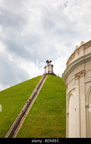 Touristen, die die Treppenstufen der Gedenkstätte Löwen Hügel an der Schlacht von Waterloo in Waterloo Belgien Europa Stockfoto