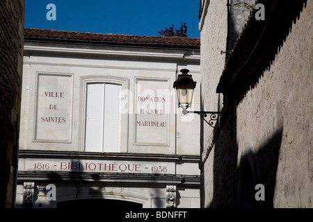 Alte Bibliothek und Seitenstraße in der Altstadt von Saintes, Frankreich. Stockfoto