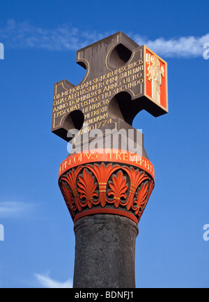 Kreuz mit lateinische Inschrift in Trier, Deutschland, Europa-Markt Stockfoto