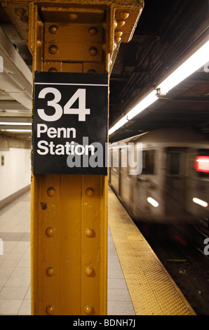 Nr. 1 Zug zieht in die Plattform der 34th Street, Penn Station, New York, Vereinigte Staaten. Stockfoto