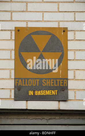 Ein nuklearer Fallout Tierheim Zeichen über eine bescheidene Keller-Eingang auf der W 59th Street in New York City, USA. Stockfoto