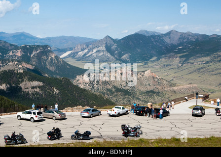 Touristen auf der Toten Indianer übersehen entlang der Chief Joseph Scenic Byway in Wyoming Stockfoto