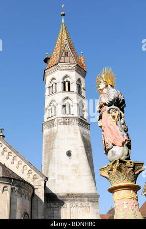 Johanneskirche St. Johanniskirche, erbaut im 13. Jahrhundert, Teilansicht, in den Vordergrund-Statue von der Marktbrunnen, Sch Stockfoto