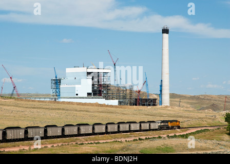 Bahnlinien in der Nähe der trockene Gabel Station Kohle-Kraftwerk im Bau in Wyoming. Stockfoto