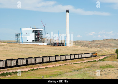 Bahnlinien in der Nähe der trockene Gabel Station Kohle-Kraftwerk im Bau in Wyoming. Stockfoto