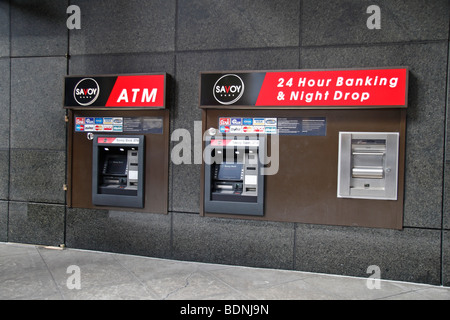 Automatische Kassentresore (Bar oder ATM) Maschinen außerhalb der Savoy Bank, New York, USA. Stockfoto