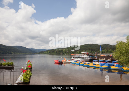 Titisee, Baden-Württemberg, Deutschland, Europa. Blick entlang See Titisee von Uferpromenade im Schwarzwald-Kurort Stockfoto