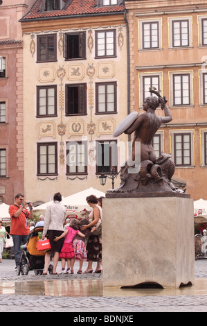 Warschau Polen Touristen in der Altstadt Platz Familie posiert für Fotos vor der Syrena Brunnen Statue - Stare Miasto Stockfoto