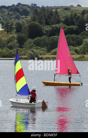 Kinder in Segelbooten auf Castle Semple Loch, Clyde Muirshiel Regional Park, Lochwinnoch, Renfrewshire, Schottland, UK Stockfoto