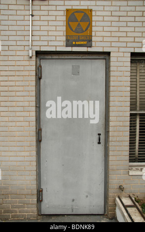 Ein bescheiden Keller Eingang zu einem Atomschutzbunker auf W 59th Street in New York City, USA. Stockfoto