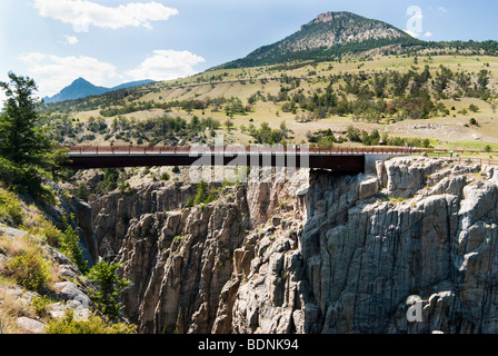 Brücke über die Schlucht Sonnenlicht Creek entlang der Chief Joseph Scenic Byway in Wyoming Stockfoto