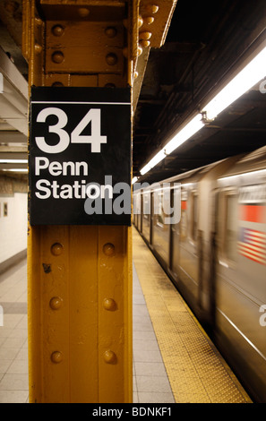 Nr. 1 Zug zieht in die Plattform der 34th Street, Penn Station, New York, Vereinigte Staaten. Stockfoto