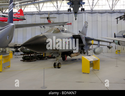 Liegt inder air space Hangar am iwm Duxford ist Dieses schönes Beispiel für die Multi Role Panavia Tornado GR1-jet. Stockfoto