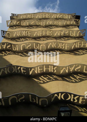 Kunst installation warfen Schatten auf der Giebelseite der alten Wohnhaus in Mailand oder Turin, der Hauptstadt der Region Piemont, Italien Stockfoto