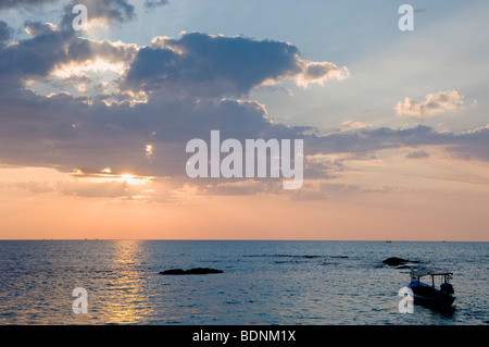 Longtail-Boot bei Sonnenuntergang, Nang Thong Strand, Khao Lak, Andamanensee, Thailand, Asien Stockfoto