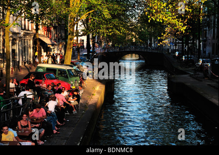 Café entlang des Kanals im Sommer Leliegracht, Amsterdam, Niederlande Stockfoto