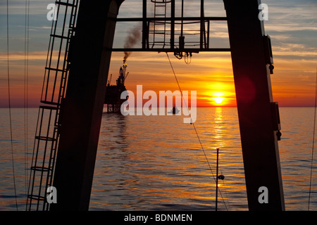 Sonnenuntergang im Osten Brae Bohrinsel Stockfoto