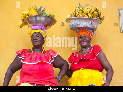 Porträt von zwei Palenqueras, die Obstschalen auf dem Kopf halten, Cartagena de Indias, Kolumbien. Stockfoto